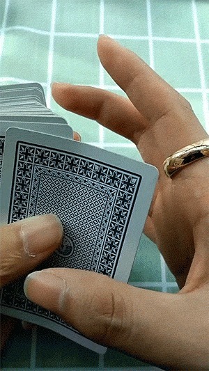 |搞笑GIF：女汉子真是不简单啊，还以为妹子要坐上去呢