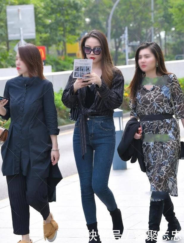 高挑|条纹衬衫搭配高腰牛仔裤,时尚女孩完美选择,身材高挑又撩人