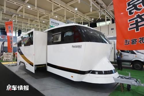 黑白极简|酷似高铁的房车见过吗?客厅超级大带独立儿童房,有两室一厅一卫