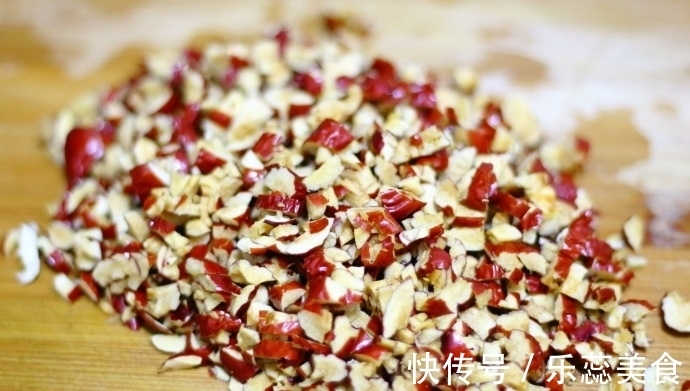 模具|面粉只会做包子馒头？不如做成发糕，一拌一蒸，又松软又香甜
