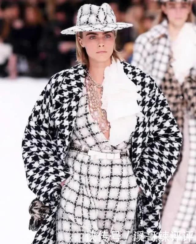 微笑|香奈儿老佛爷“遗作”秀场,模特们一边走一边哭,只有她一脸微笑