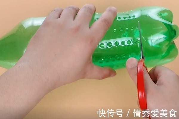 大号塑料瓶别扔了,中间剪一刀,穿一根绳子,做10个都不够用