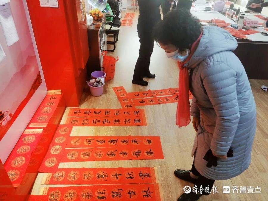 中国传统文化|春联添喜庆笔墨写真情，张店农商银行开展送“福”进万家活动