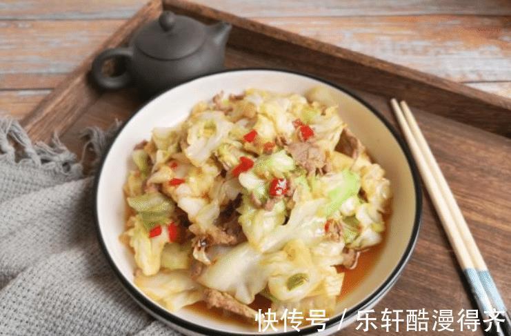 没胃口，教你一道超级下饭的菜，剁椒圆白菜，清爽开胃，能吃两碗