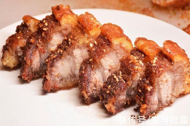 五花肉的网红烤箱版，脆皮五花肉，咔呲咔呲的，吃着特别过瘾