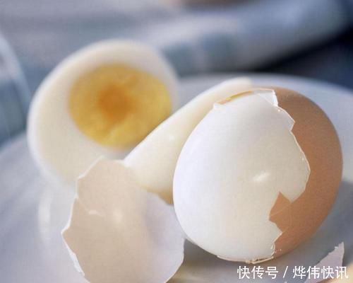 蛋壳|煮鸡蛋只用清水,一看就是外行!大厨加上两样调料,又香又好剥壳