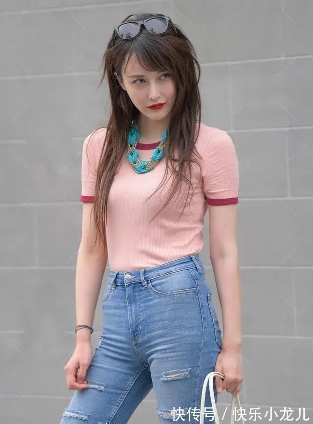 长裤 灰绿色长袖T恤搭配黑色打底裤,修饰身材比例,更显气质