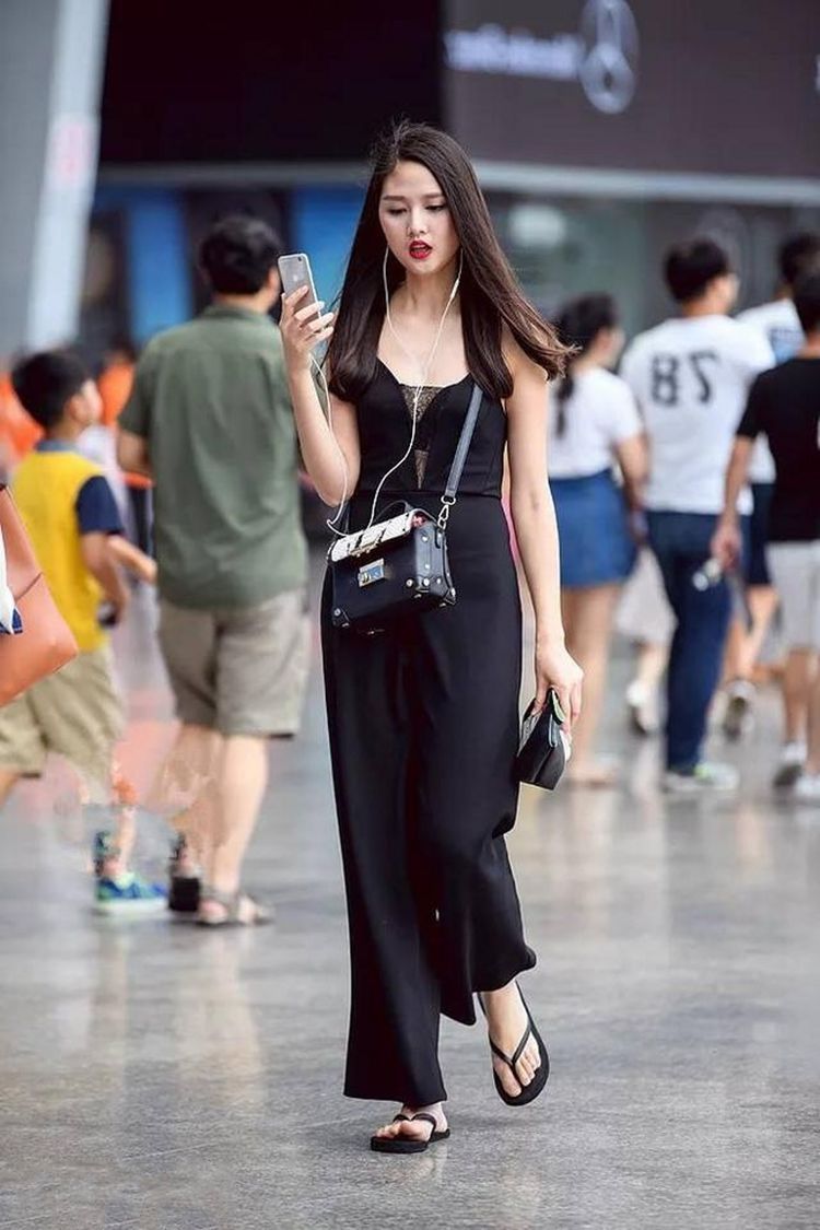 小姐姐|路人街拍，利用了颜色的优势，充满了修身的效果