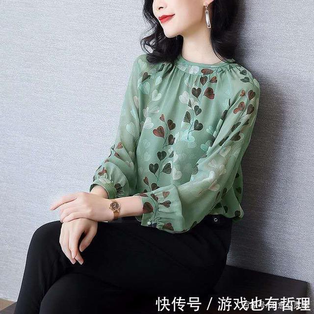 40岁女人要穿嫩一点,少穿黑色。试试这雪纺衫,年轻又洋气