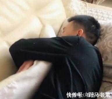 宝宝|爸爸带宝宝自己竟然先睡着,这是害怕自己掉下去吗!