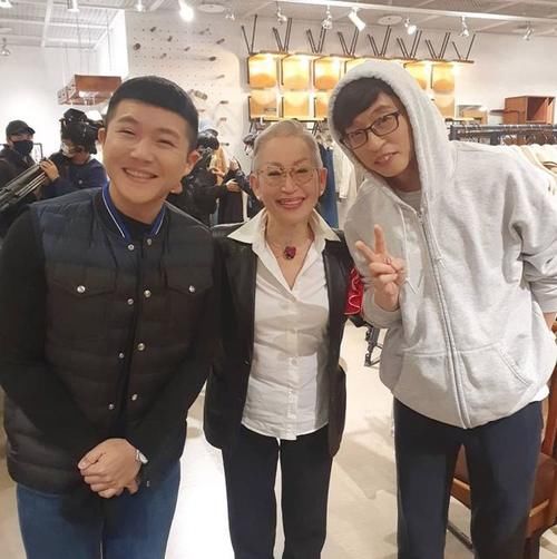 女人要体面活！68岁姥姥口红只用豆沙色，白衬衫必须搭珍珠项链