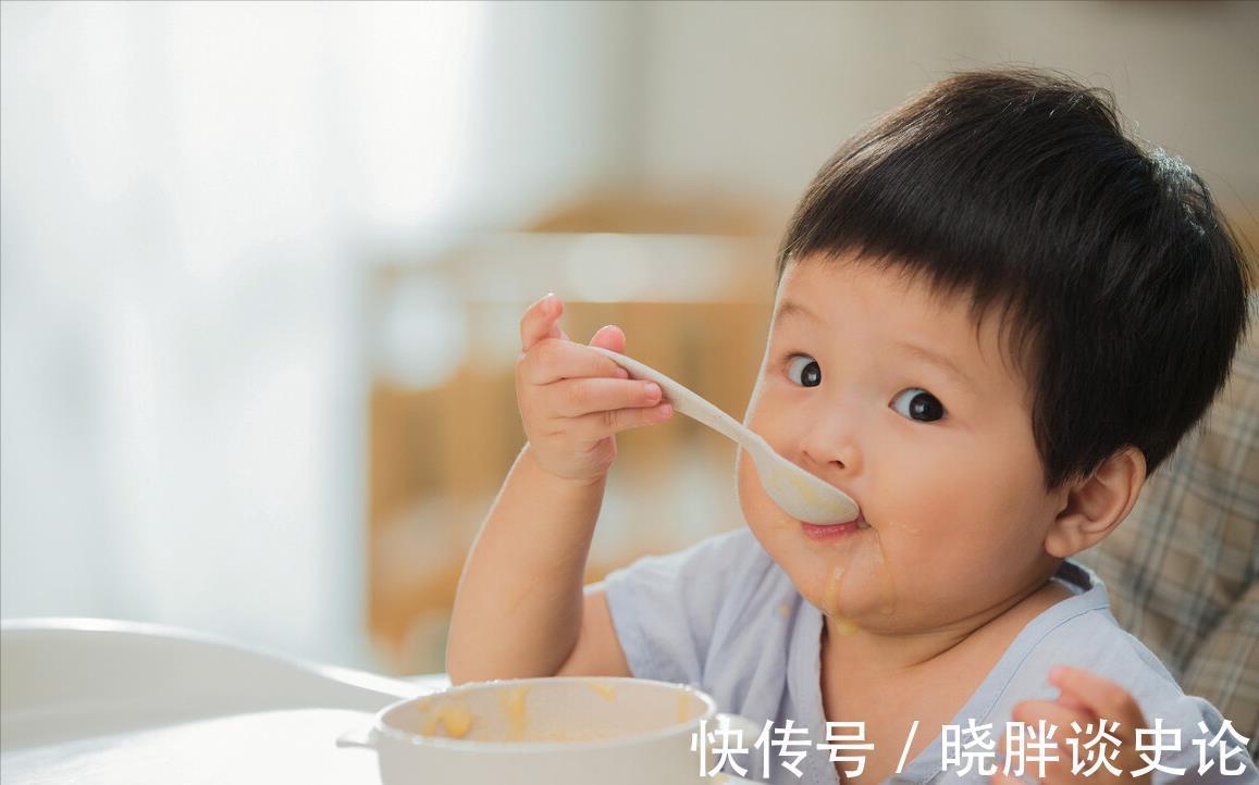 喂养|宝宝添加辅食后饮食怎么安排?1岁是分水岭,前后喂养方式大不同