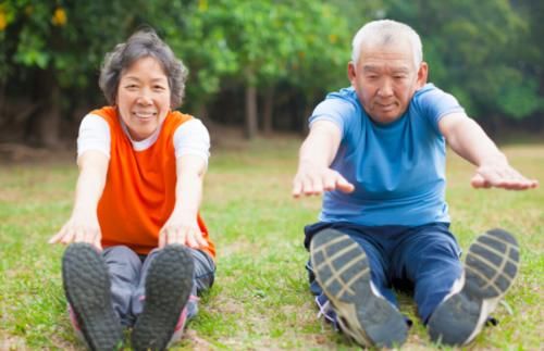 老人|这样健身不是锻炼，是害自己，公园里的大爷大妈，赶紧停下来