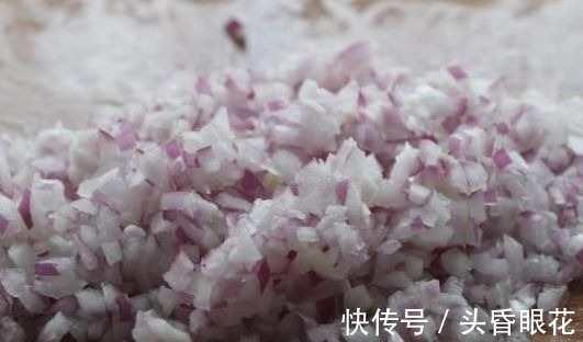 洋葱别炒着吃,教你解馋新吃法,又鲜又嫩,出锅孩子一口气吃10个