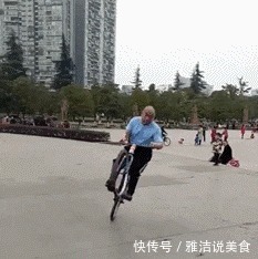 |搞笑GIF：姑娘这一跳太突然 我都觉得不好意思了