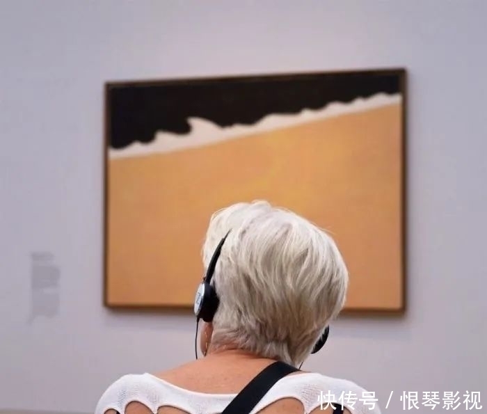 名画&他花2年时间,拍下1000个“撞衫”的人:撞衫不可怕,可怕的是……