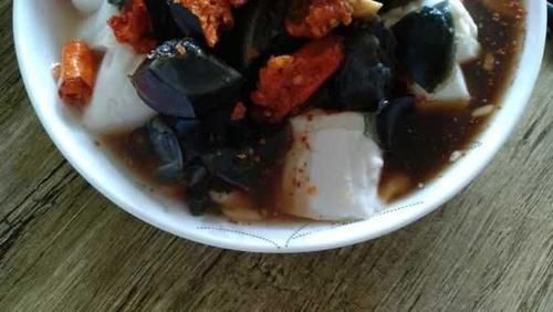 凉拌菜一直很受欢迎，皮蛋拌豆腐就不仅是凉拌菜，而且十分开胃