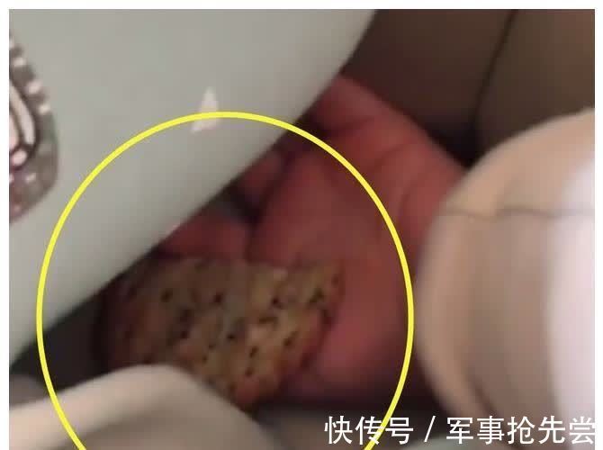 活到老学到老|妈妈将2胎哄睡后到客厅看大宝,竟看到如此画面,泪目