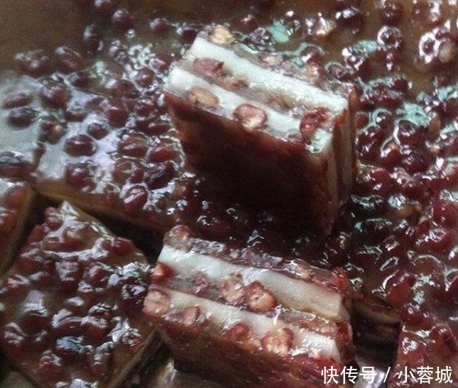 常见|大妈校门口卖糕点，3元一个，很多家长都在买，现在已经不常见了