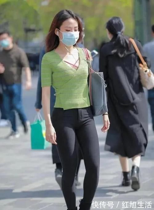 穿搭 腿粗女孩别犯傻,“无痕牛仔裤”遮肉又显瘦,邻家小妹都上头了