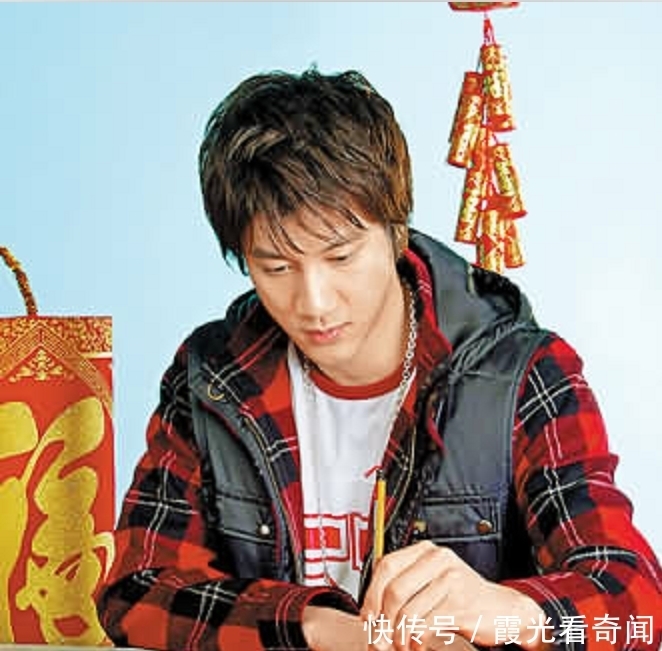 书法&王力宏秀书法被网友吐槽文盲,结字稚嫩似小孩体,网友:执笔也错