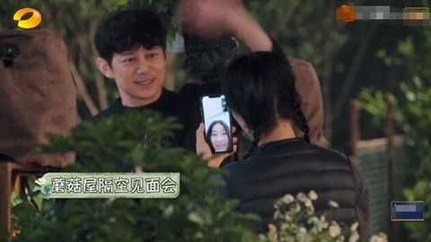 那英带女儿在伦敦买奢侈品，被指嗓门大态度凶，女儿家教严格乖巧安静