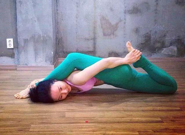 两腿|想要活得自在勤练四招瑜伽体式,达到身松心静,身心合一