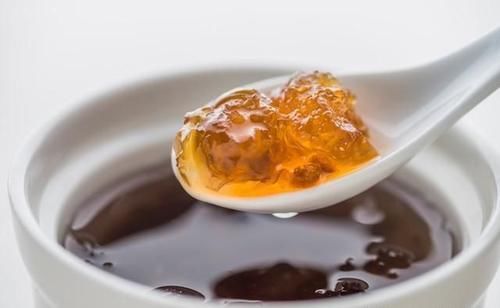 去摘桃胶 被告知这种桃胶不能吃 大家要注意 快资讯