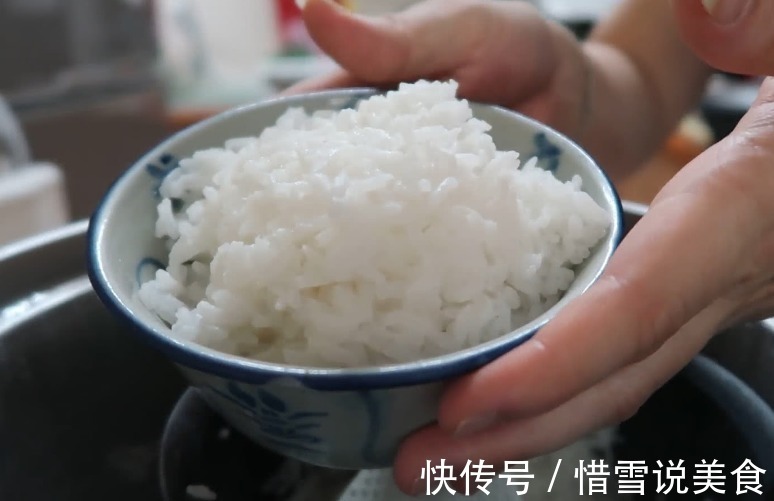 煮米饭不要只加水煮，记住“2放1窍门”，米饭软糯香甜，粒粒分明