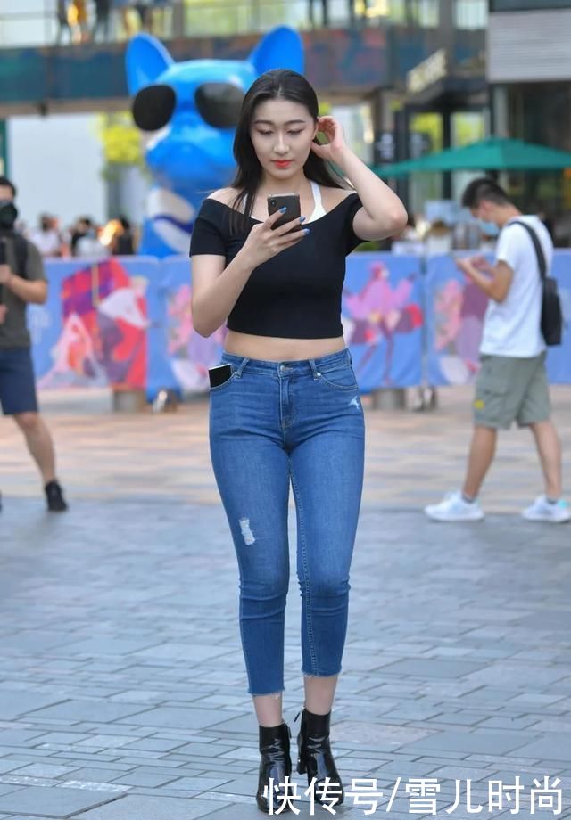 魅力|青春靓丽的女生黑上衣加牛仔裤，展现时尚魅力