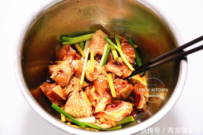 香菇|鸡肉和它们一起蒸,又鲜又嫩,不用闻油烟,简单好做,很适合夏天