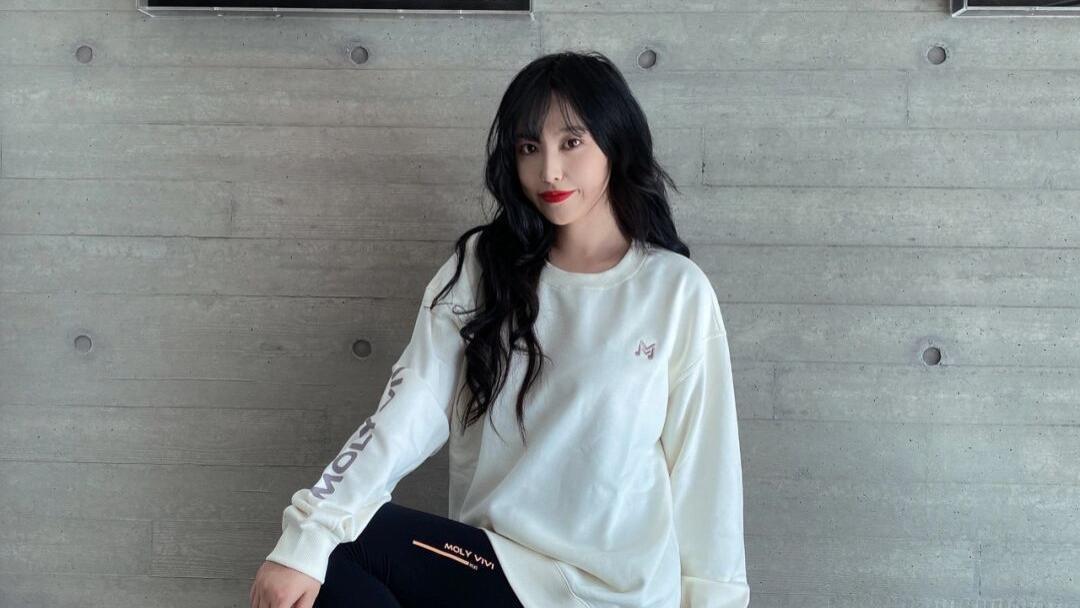 纤细|身材纤细的美女, 一件白色宽松上衣配紧身长裤, 休闲又时尚