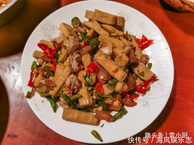 嫂子一家来做客,妈妈做了8个菜招待,网友不铺张不浪费,点赞