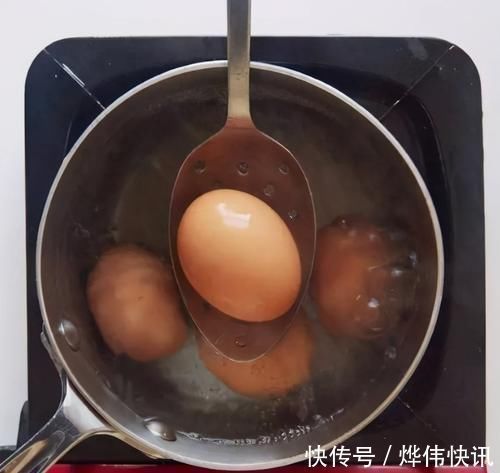 蛋壳|煮鸡蛋只用清水,一看就是外行!大厨加上两样调料,又香又好剥壳