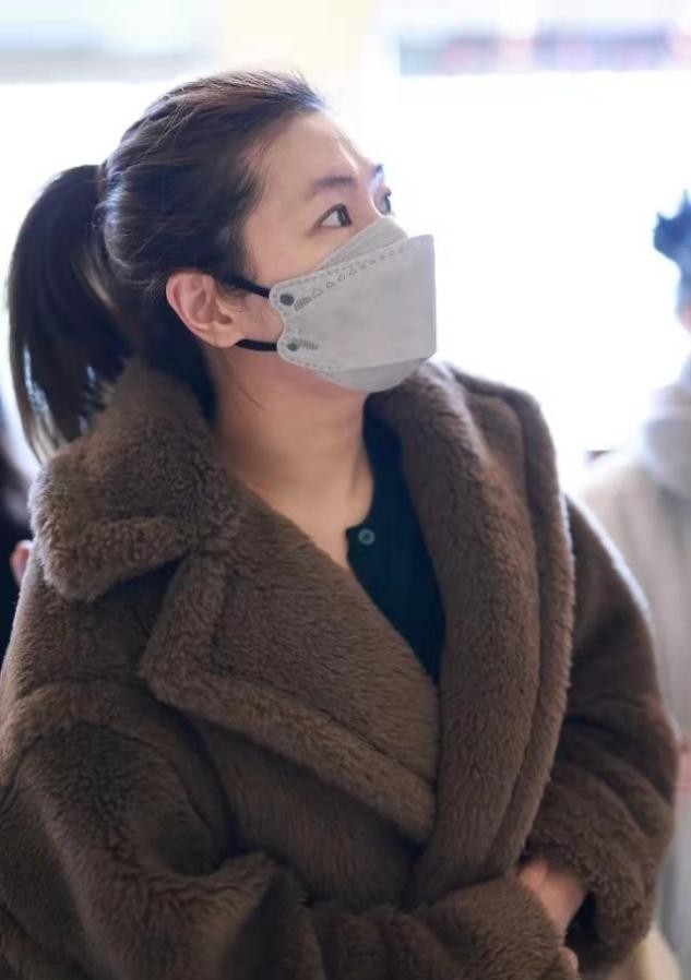 单品|Selina怎么胖这么多,年后罕见来上海,脖子几道肉还穿泰迪熊大衣