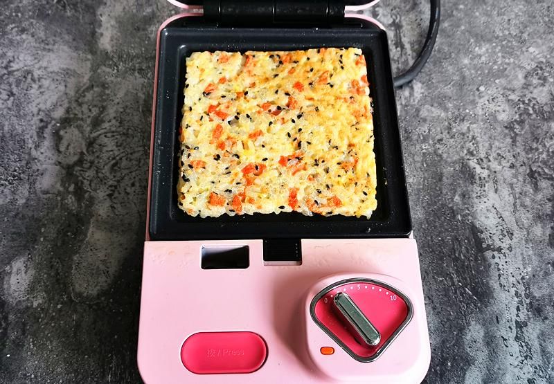 酥脆|剩米饭做的这饼,既是主食也是零食,焦香酥脆,吃起来停不下来!