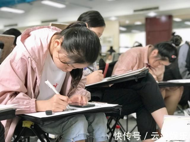 杨幂$当“菜鸟”美术生画明星,赵丽颖眼睛像铜铃,肖战与画像毫无关系