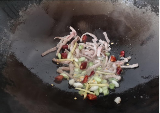 这菜味道实在香，连吃两顿都不腻，一上桌三下两下被抢光！