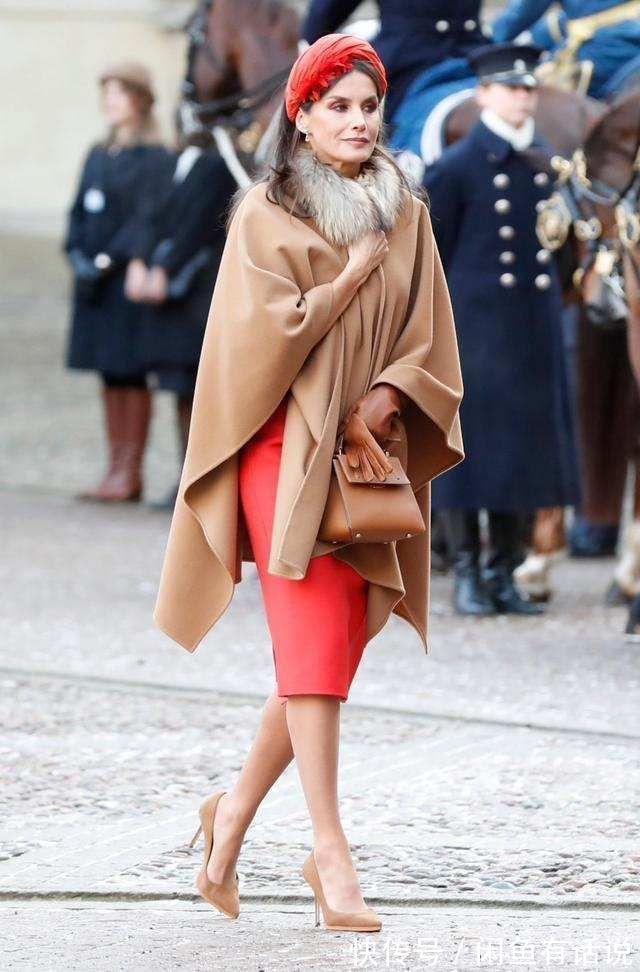 西班牙王后 西班牙王后不容易,红裙配毛领斗篷挺优雅,可光腿穿高跟也太冷了