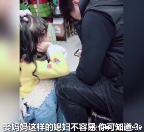 是童言无忌还是目无尊长？父母吵架萌娃伤害式劝架引网友热议
