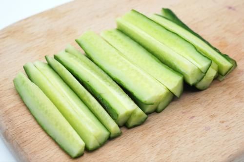 腌黄瓜|腌黄瓜,切忌直接用盐杀水,多加1步骤,咸香入味,吃起来嘎嘣脆