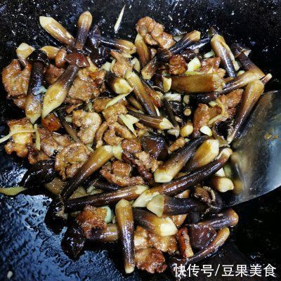 几分钟搞定滋味鲜美家常菜——鸡枞菌炒肉，一步就搞定