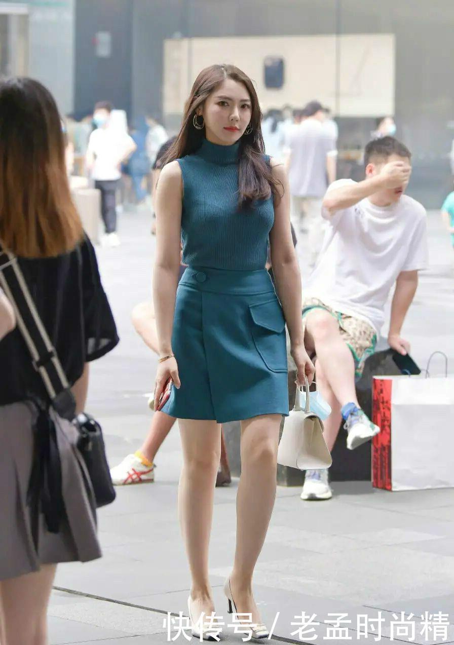 女孩|街拍腿粗的女孩,还是多穿“A字裙”,轻松化解“大象腿”