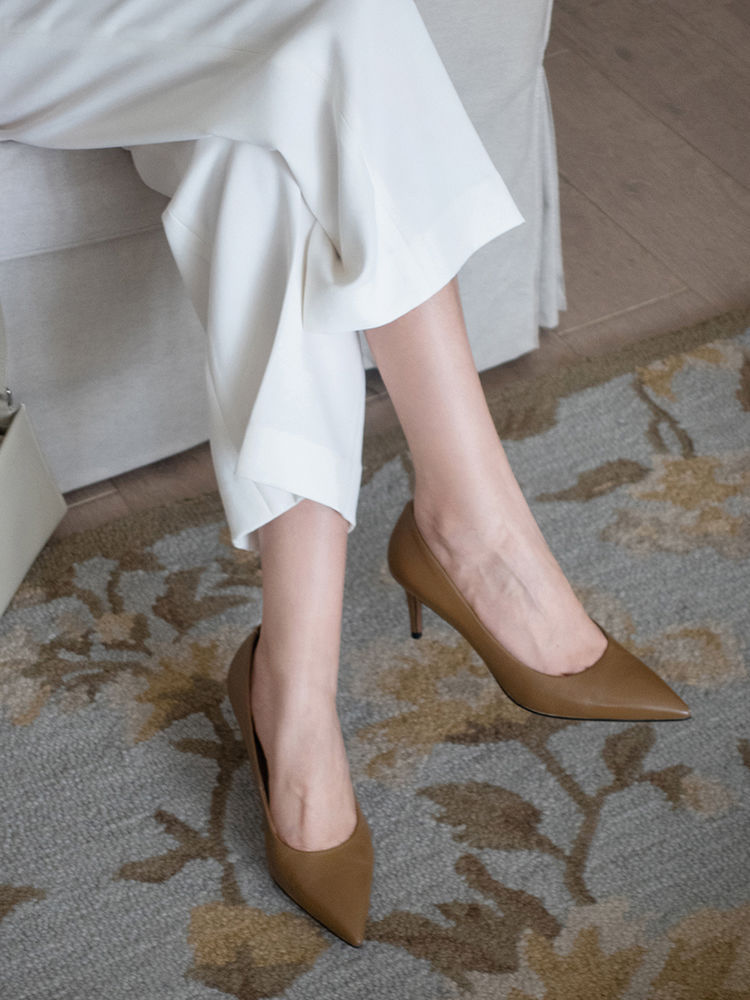 衬衫 秋天的“浅蓝色”衬衫真流行!搭配西装裤和大波浪卷发,魅力全开