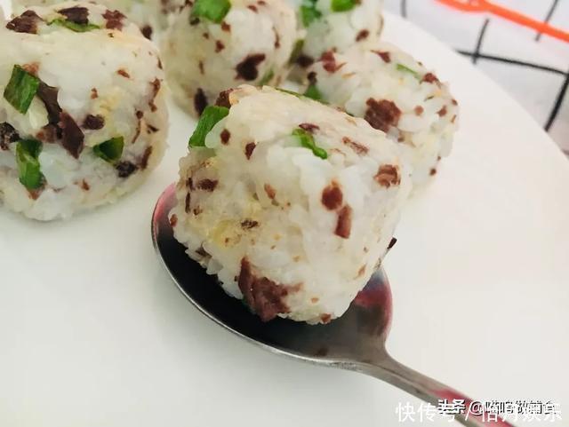 这个比白米饭营养高出好几个档!一口平底锅搞定娃喜欢的饭!