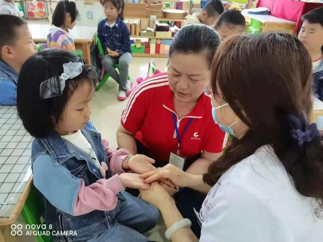 防治|人和中心卫生院结合幼儿查体开展手足口防治知识讲座