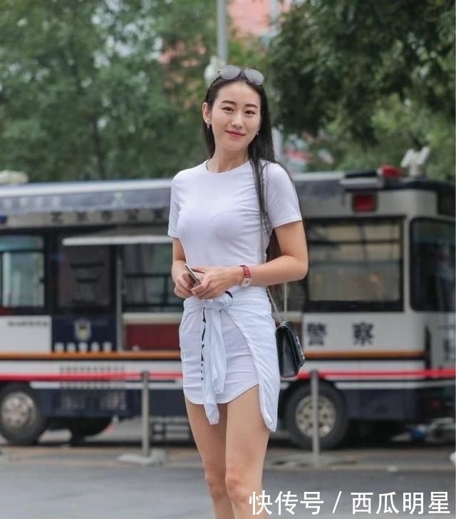 满满|街拍美女穿白色T恤裙凹造型,青春靓丽感满满
