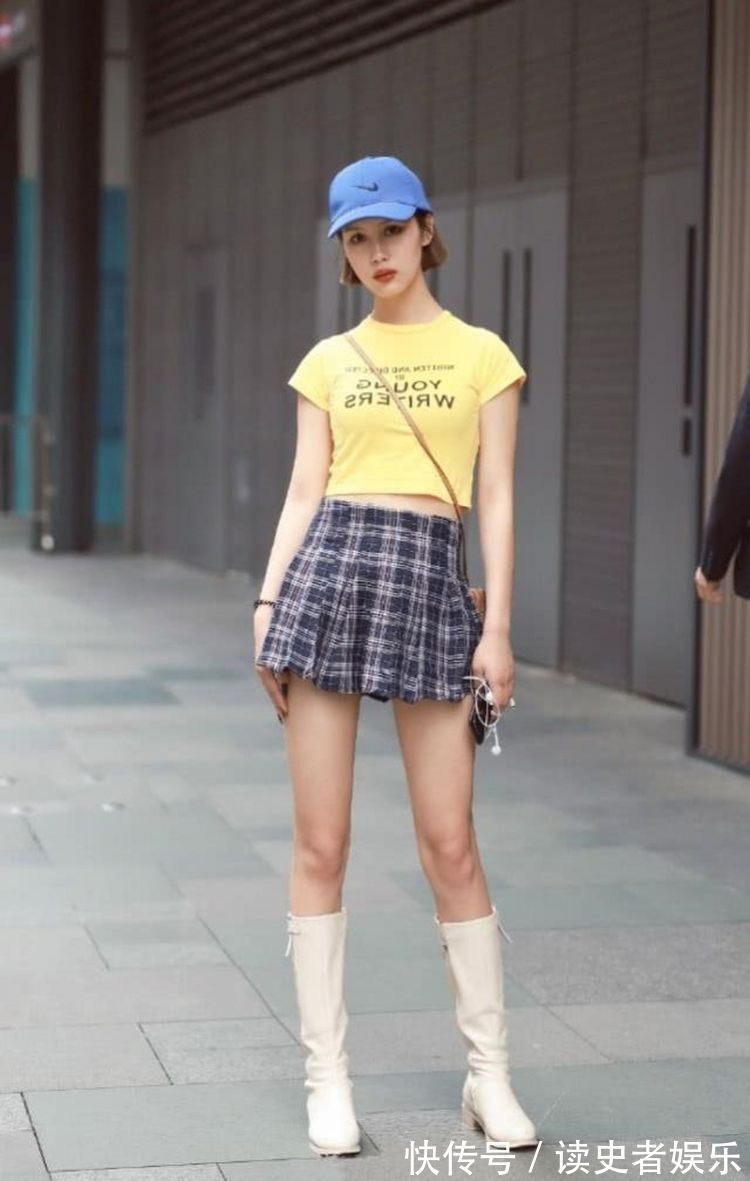 高跟鞋|街拍条纹套装女神,搭配气质高跟鞋,在人群中那么显眼