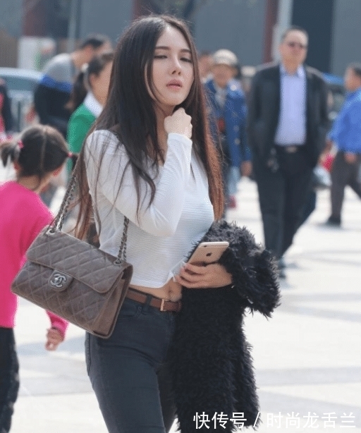 长袖|合适初秋的着装,白色长袖上衣搭配黑色休闲裤,既显瘦又显腿长