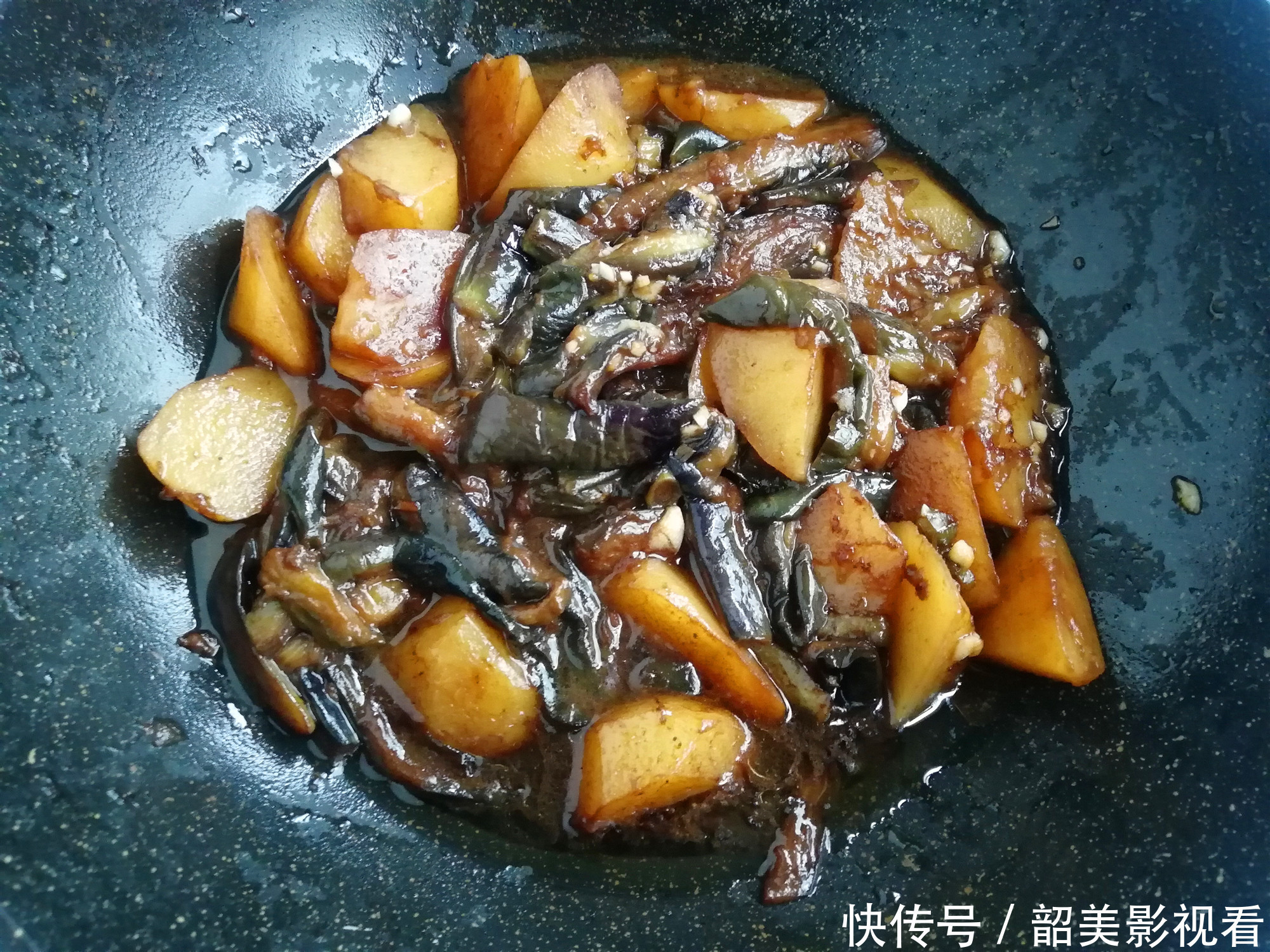 表面|茄子的家常做法最下饭,不用过油,和这个食材是绝配,软糯入味